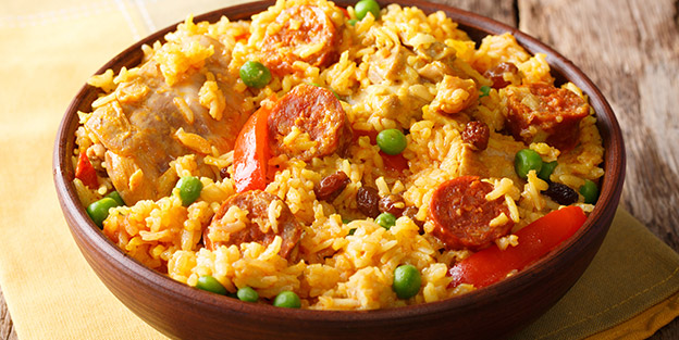 Rice with chicken, chorizo and peas 
