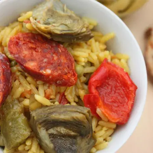 Arroz con alcachofas y chorizo